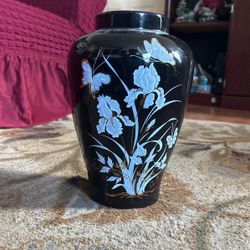  Pot with design