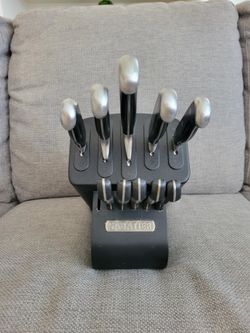 KNIFE SET w/ BUILT IN SHARPENER!! $25!
