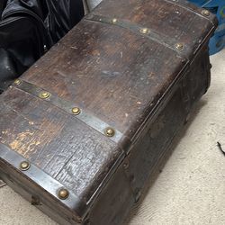 Vintage trunk (circa 1890s)
