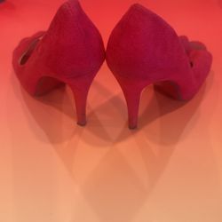 Red suede pumps 👠