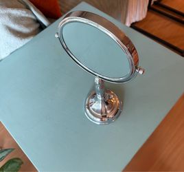 Double sided magnifying makeup mirror