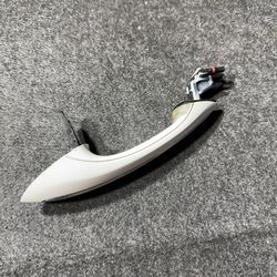 BMW 5 SERIES F10 LEFT EXTERIOR DOOR HANDLE WHITE PRE-LCI (contact info removed) / 1(contact info removed)