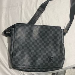 Louis Vuitton District PM