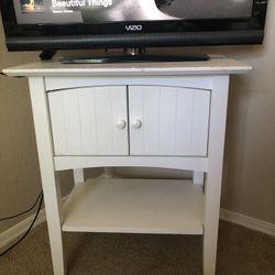 White End Table/TV Stand