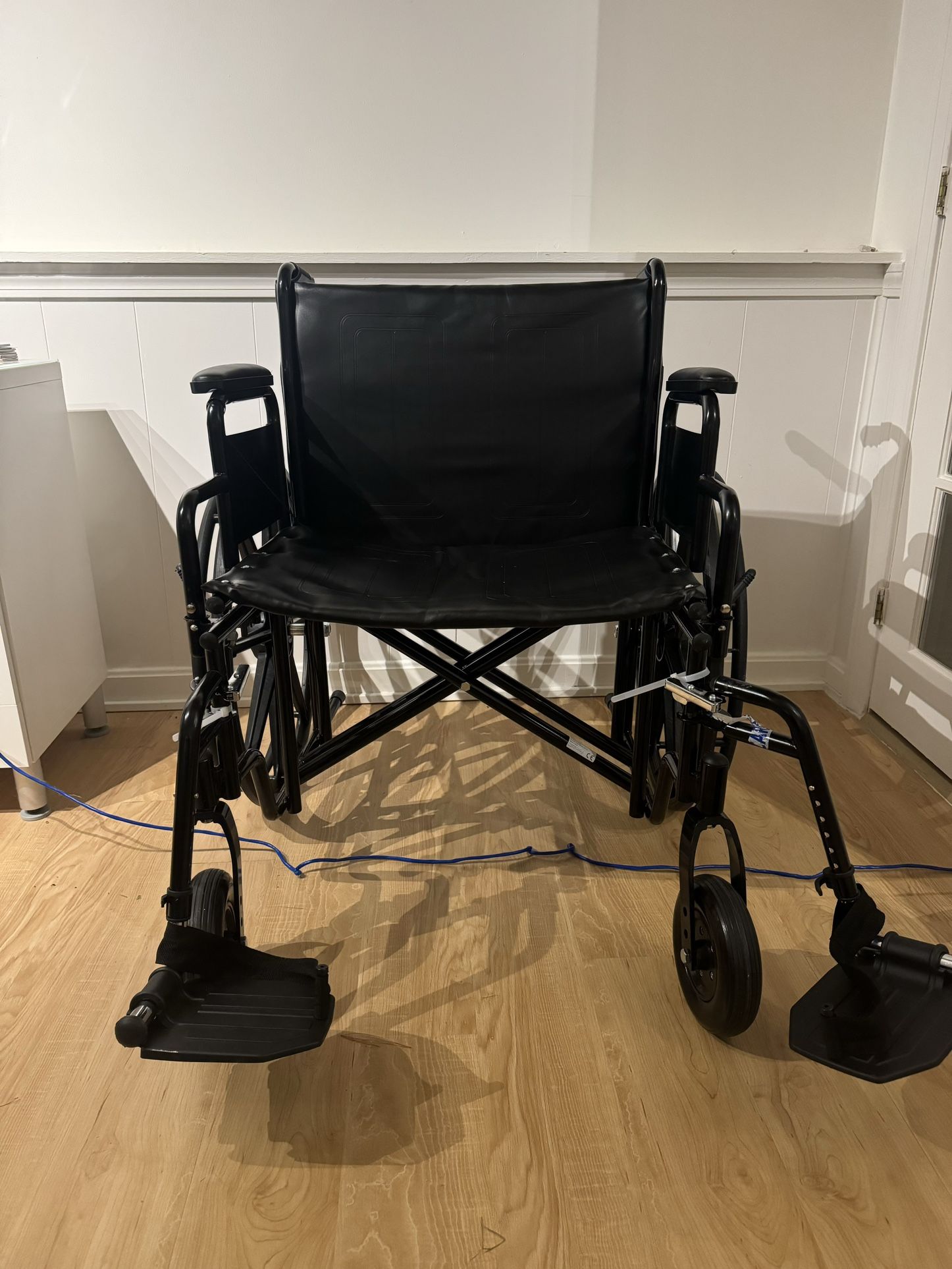 MoniCare Wheelchair Extra Wide. 500lb Limit w Foot Pegs