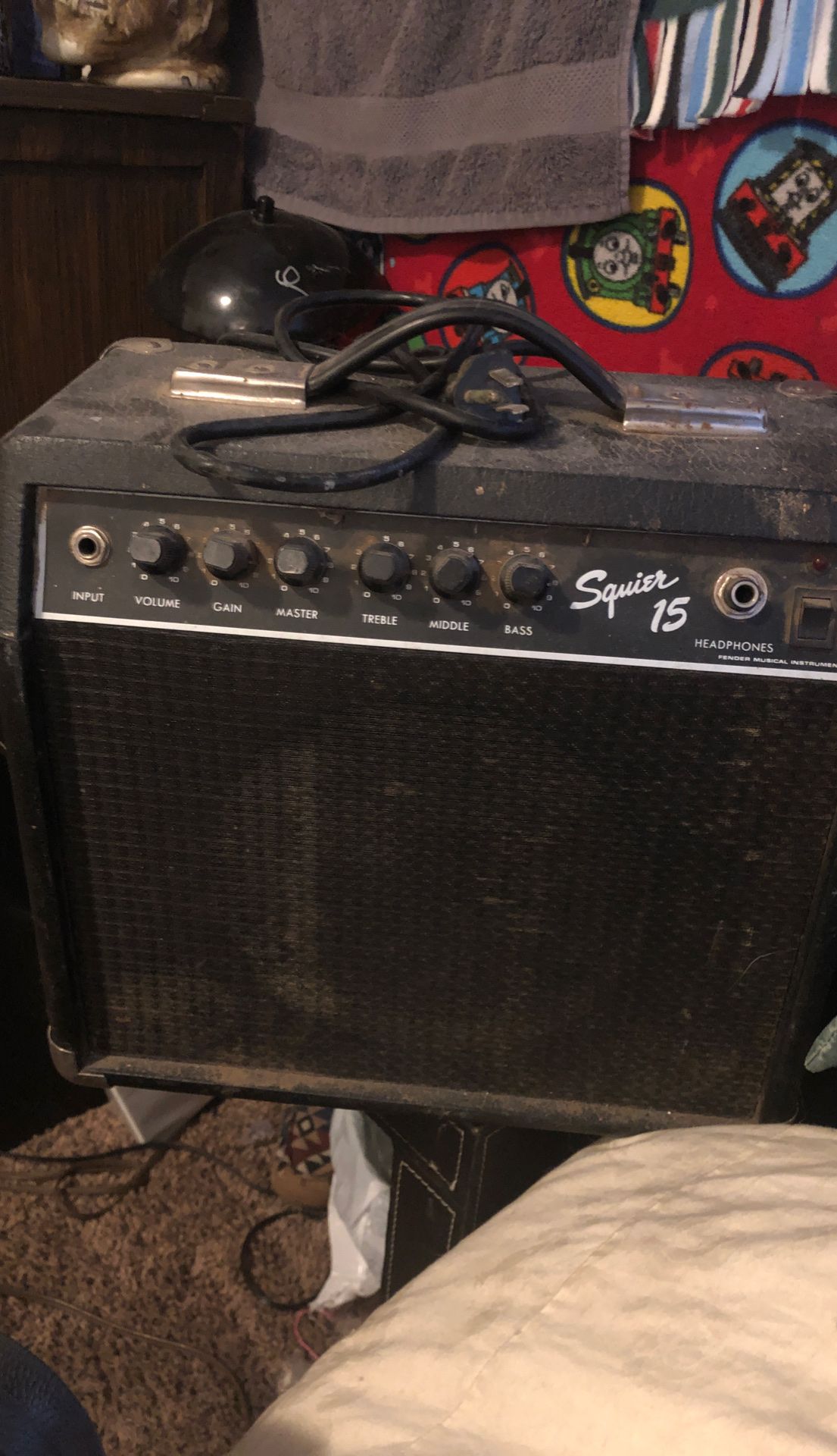 Fender squire 15 amp / speaker must sell tonight or tomorrow ( by Tuesday July 7th by 3 pm at the latest ) prices to sell !!!