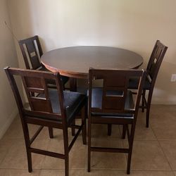 Table Round  With 4 Leather Cushions 