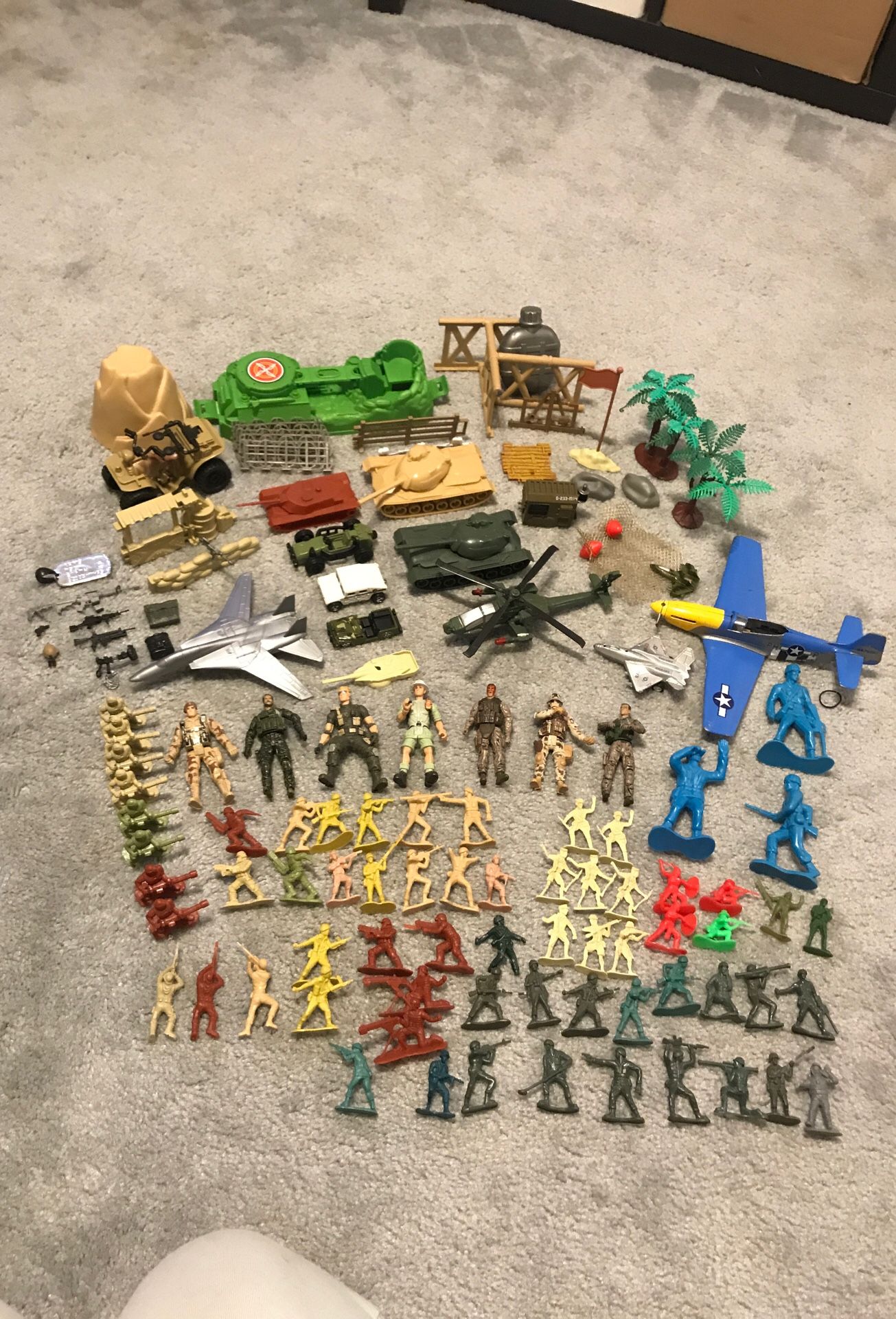 Toy soldiers, vehicles, accessories