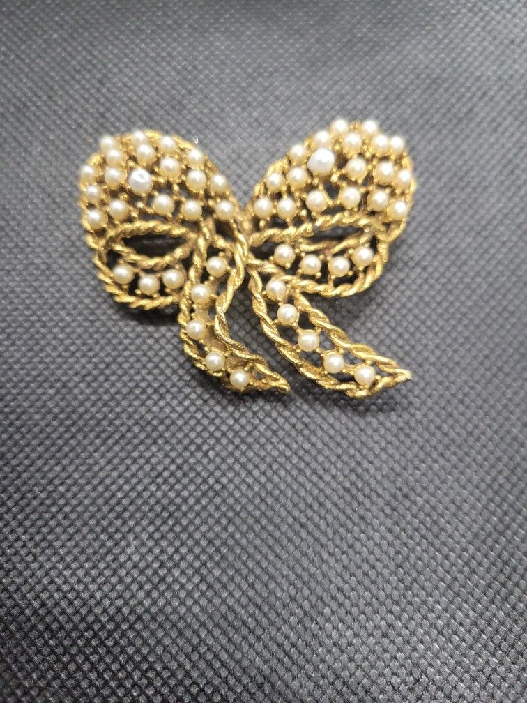 Faux Pearl Ribbon Brooch 