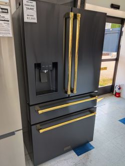 New ZLINE 36 in. 4-Door French Door Refrigerator with Ice and Water Dispenser in Black Stainless Ste