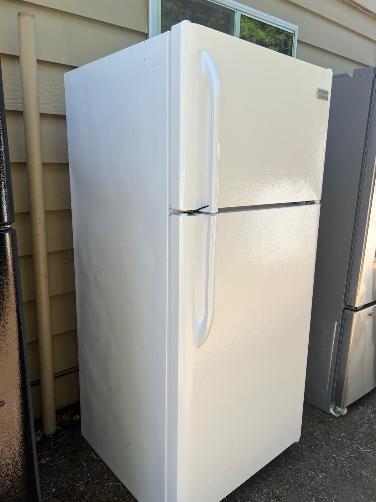 refrigerator in excellent condition🧊