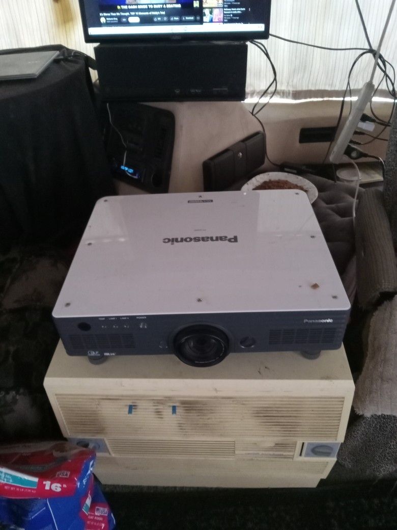Panasonic Theater Projector Dual Lamp Works Great