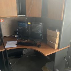 CORNER OFFICE DESK AND HUTCH