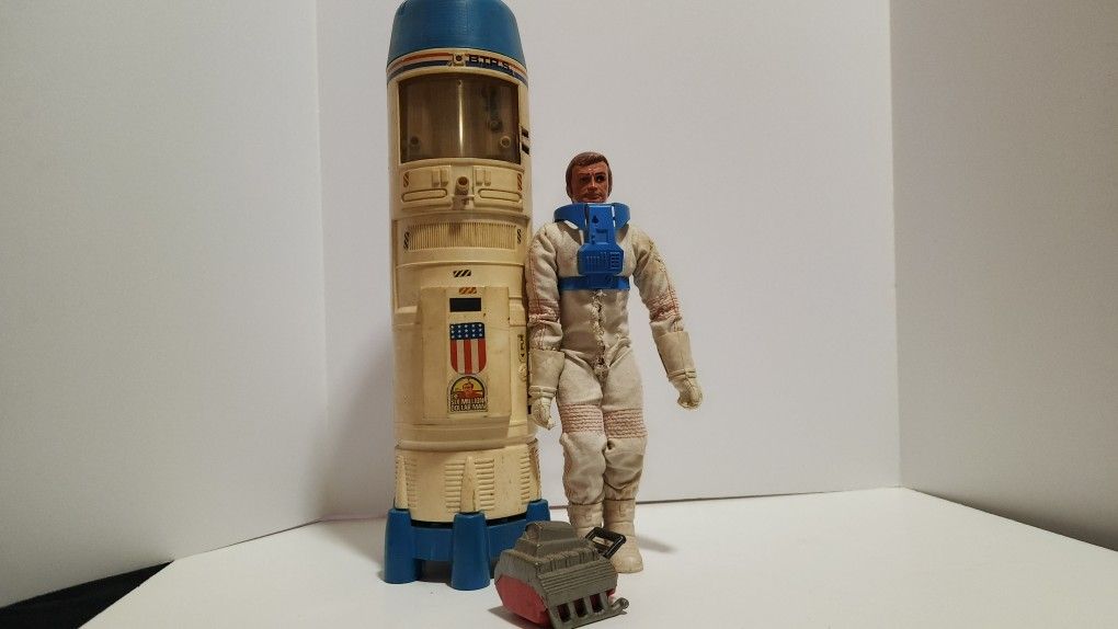 1975 Six Million Dollar Man Action Figure With Rocket/Repair Station