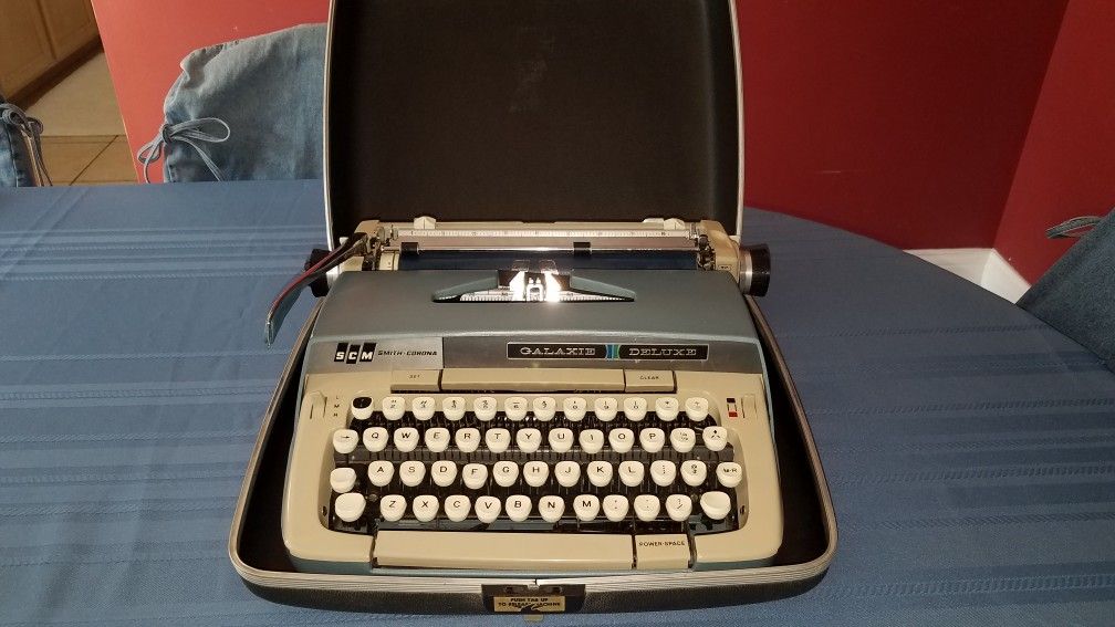 Vintage Smith Corona Galaxie Deluxe manual typewriter with case