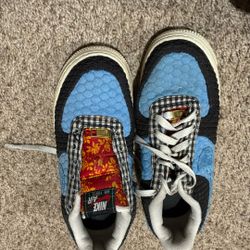 Nike Air Force Ones LV8 Size 5/5