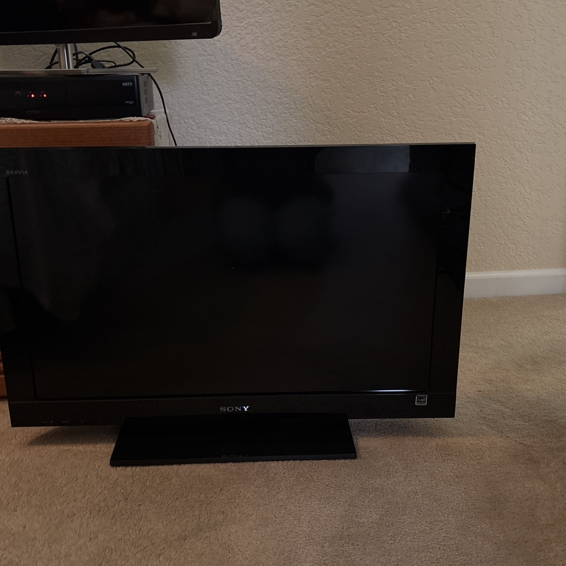 Sony Bravia 32” Tv Not Smart But Has HDMI To Hook Up Fire stick