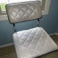  ($25OBO) Pearl White Quilted Rolling Vanity Chair