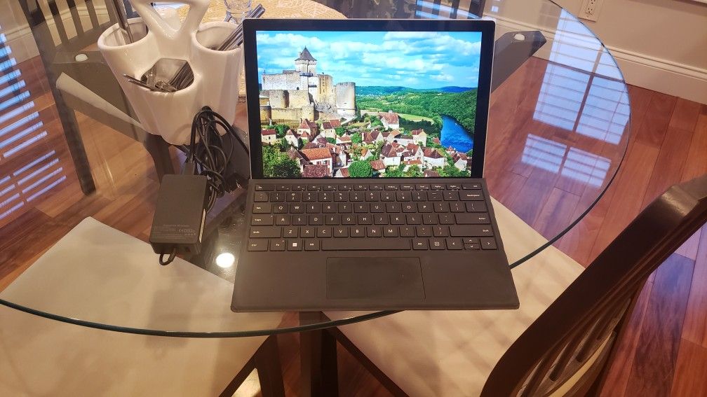 Microsoft Surface Pro,1960, I7-1165G, 11 GN, 16 GB,250GB,WIFI,Keyboard and Charger.