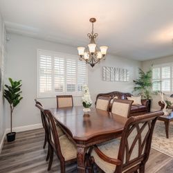 Dining Table With 2 Leaf Extensions and 6 Chairs