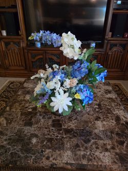 Artificial flower arrangement centerpiece