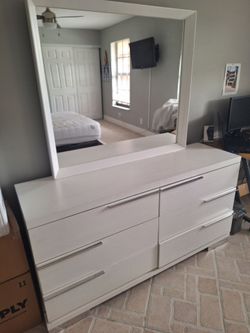 White 6-Drawer Dresser with Large Mirror – Excellent Condition