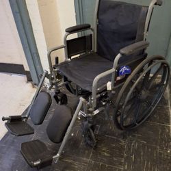 Medline 18" Seat WHEELCHAIR + Elevating Leg Rests- Like New!