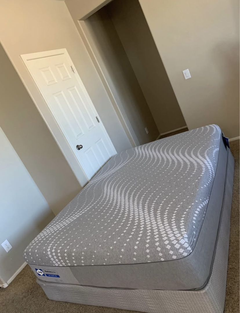 QUEEN SEALY HYBRID MATTRESS AND FREE BOX SPRING