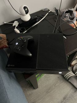 Xbox One + 2 wireless Controllers 