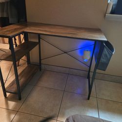 Corner Desk (Table), Medium