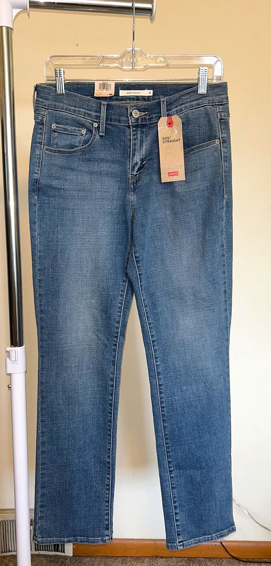 Leviโs Medium Wash Denim Jeans Size 4 SHORT