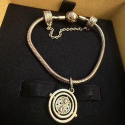 Women’s pandora bracelet 6.5”