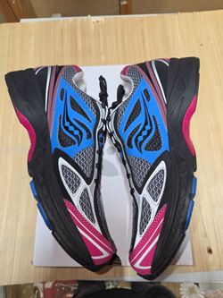 Brand new size 11mens 12.5 womens Saucony Running Sneakers Blue Pink Black