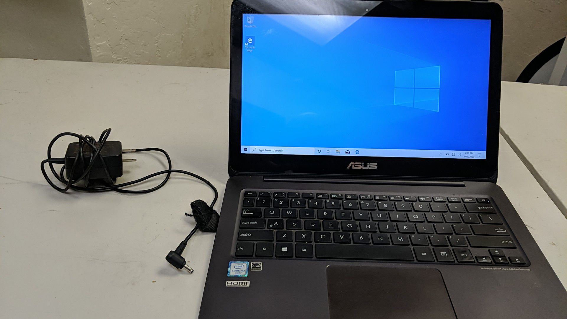 Asus Zenbook UX305C Touchscreen Laptop with Windows 10 and 250 GB SSD!