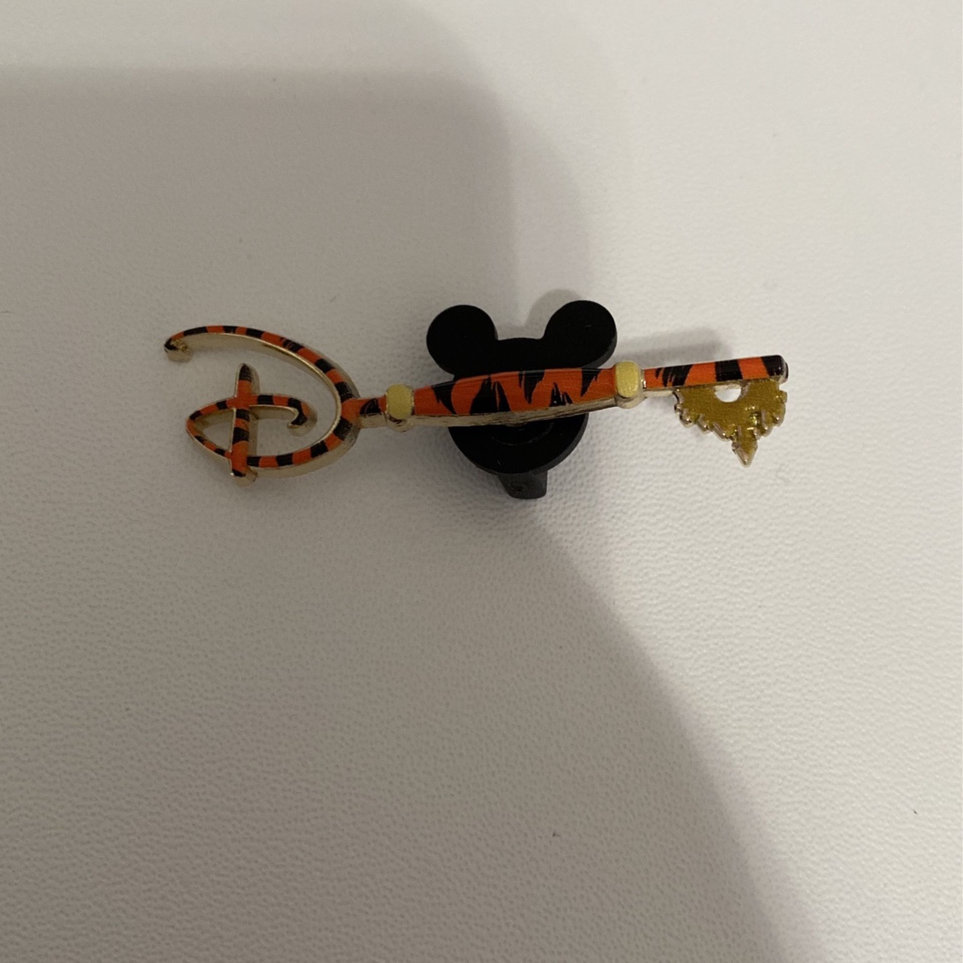 Disney store mystery Key Pin- Tigger