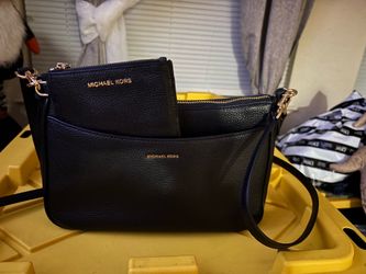 Michael Kors purse with side wallet jet black like new no ribs no tears no smells no stain?