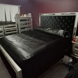 Lindenfield Black and Silver Upholstered Panel Bedroom Set