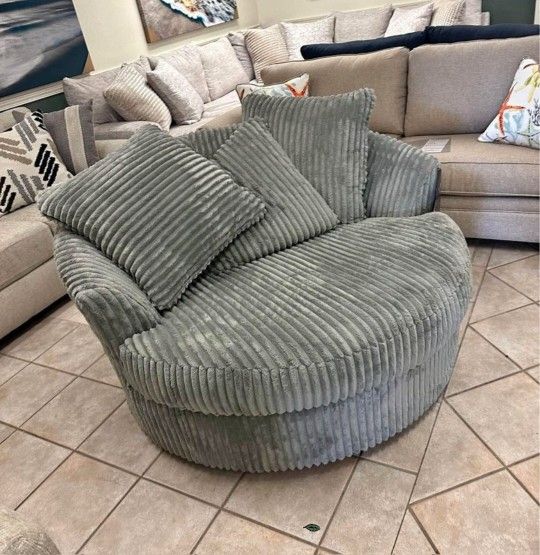 LINDYN OVERSIZED SWIVEL ACCENT CHAIR