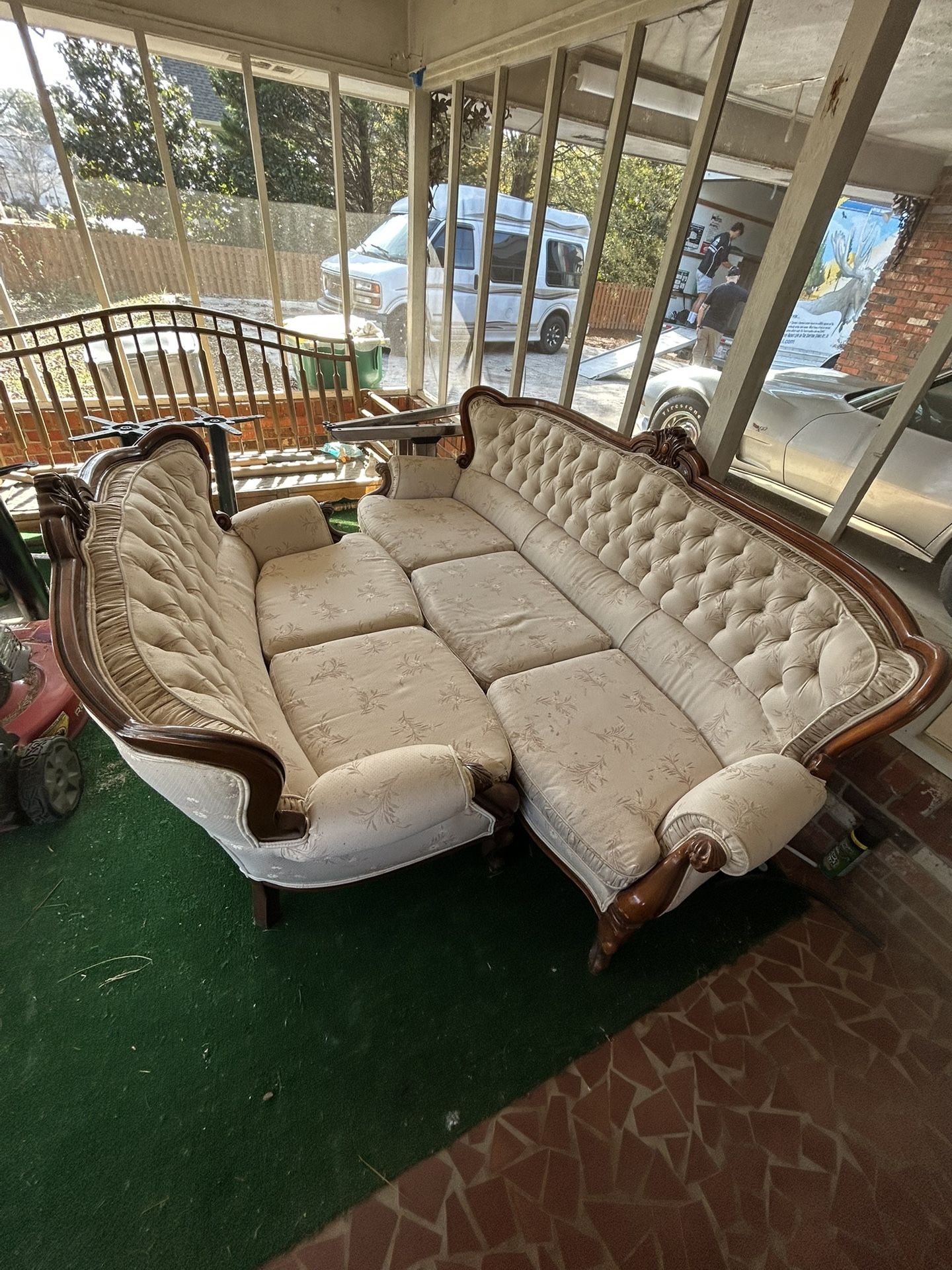 Free Set Of Living Room (Free to pick them up as quickly as possible.”)