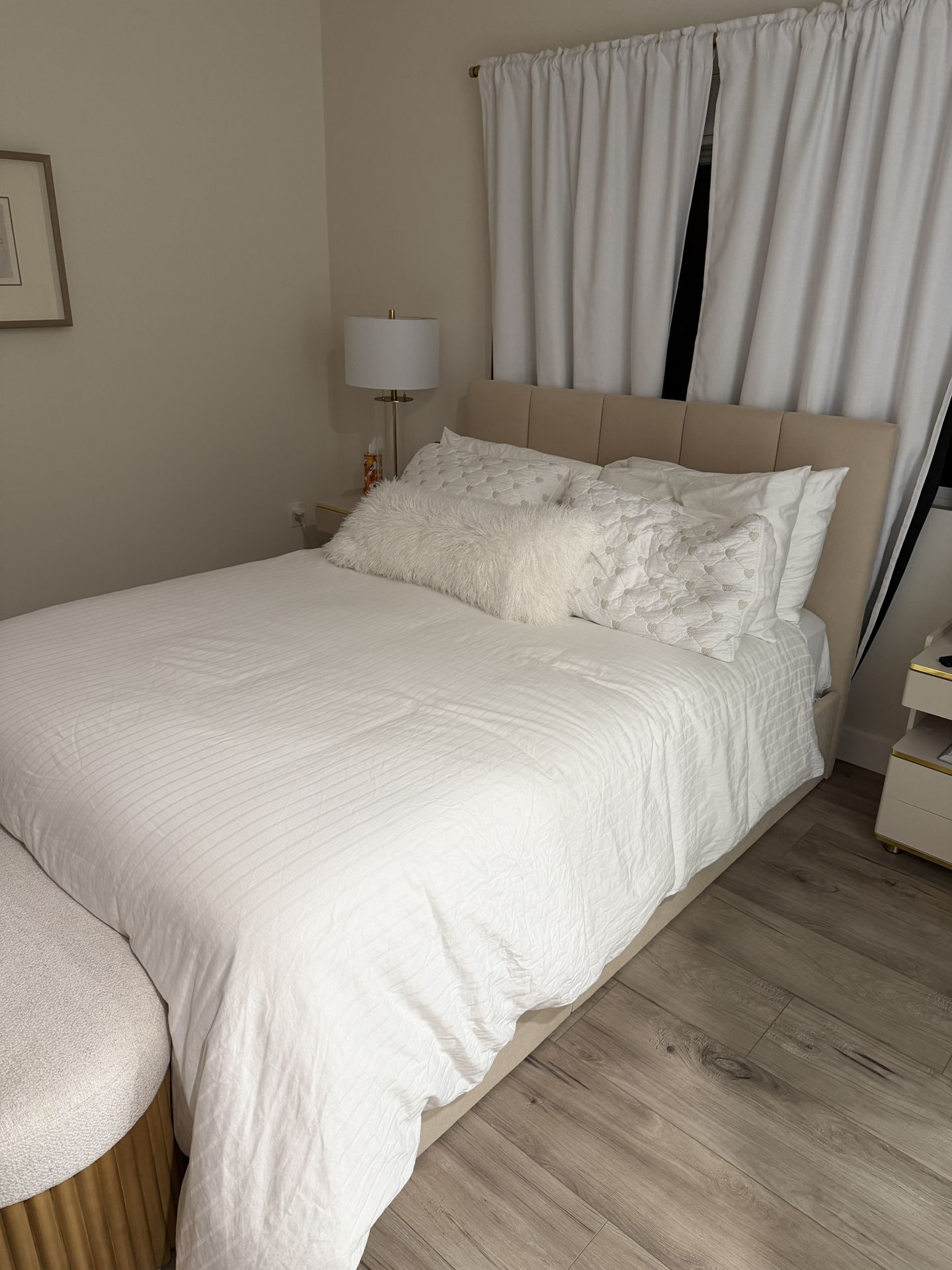 Queen Size Modern Bed With Mattress