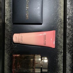 Michael Kors Wonderlust Eau De Parfum Gift Set 