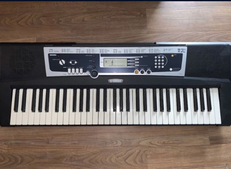 Yamaha YPT-210 MIDI Keyboard