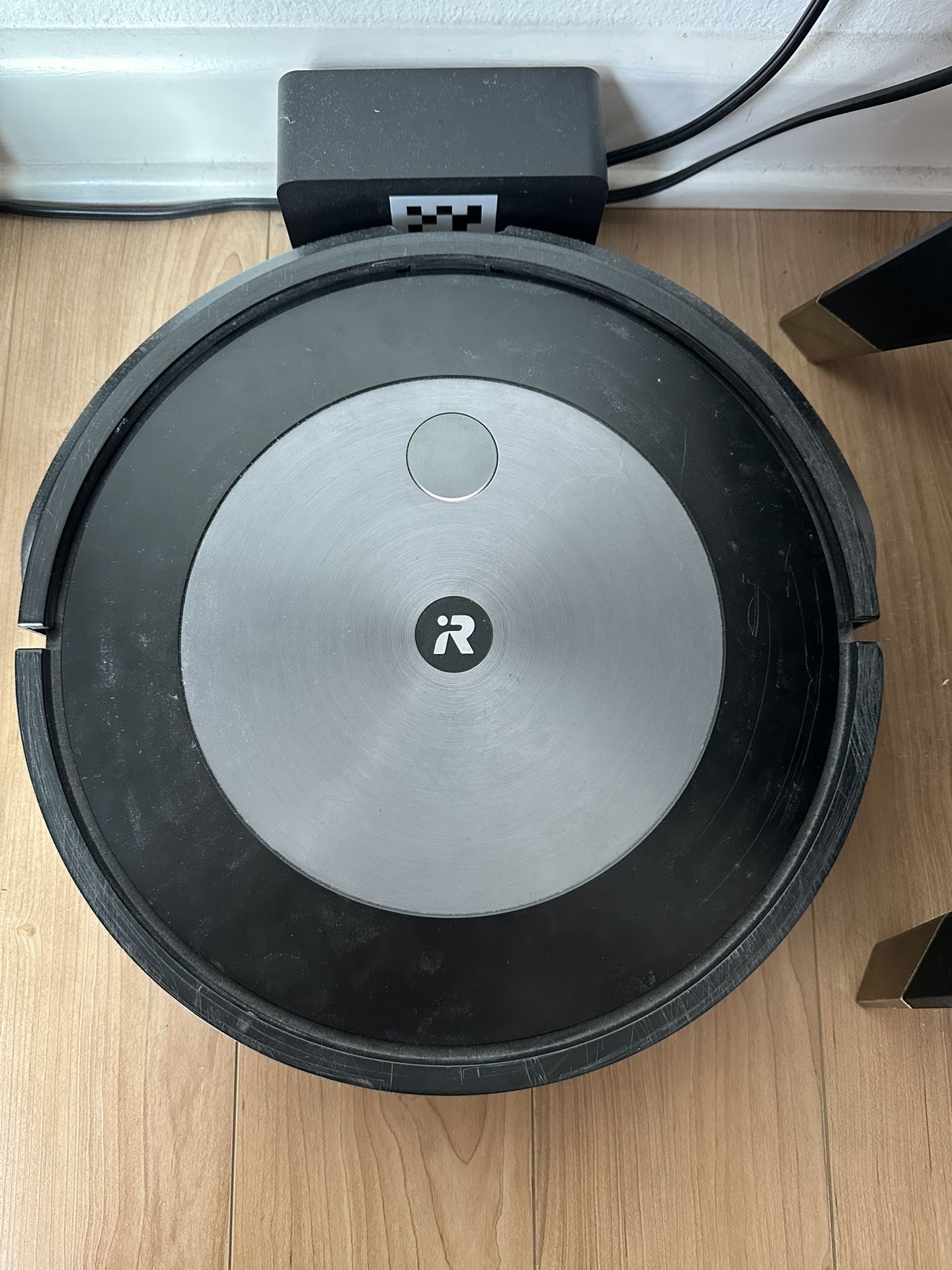 Roomba J7 Robot Vacuum With Extra Parts 