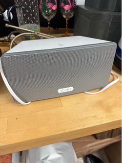 white Sonos PLAY:3 smart speaker featuring a gray mesh grille.