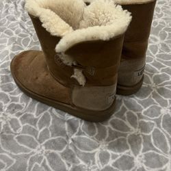 Chestnut Brown UGG Bailey Button size 4Y