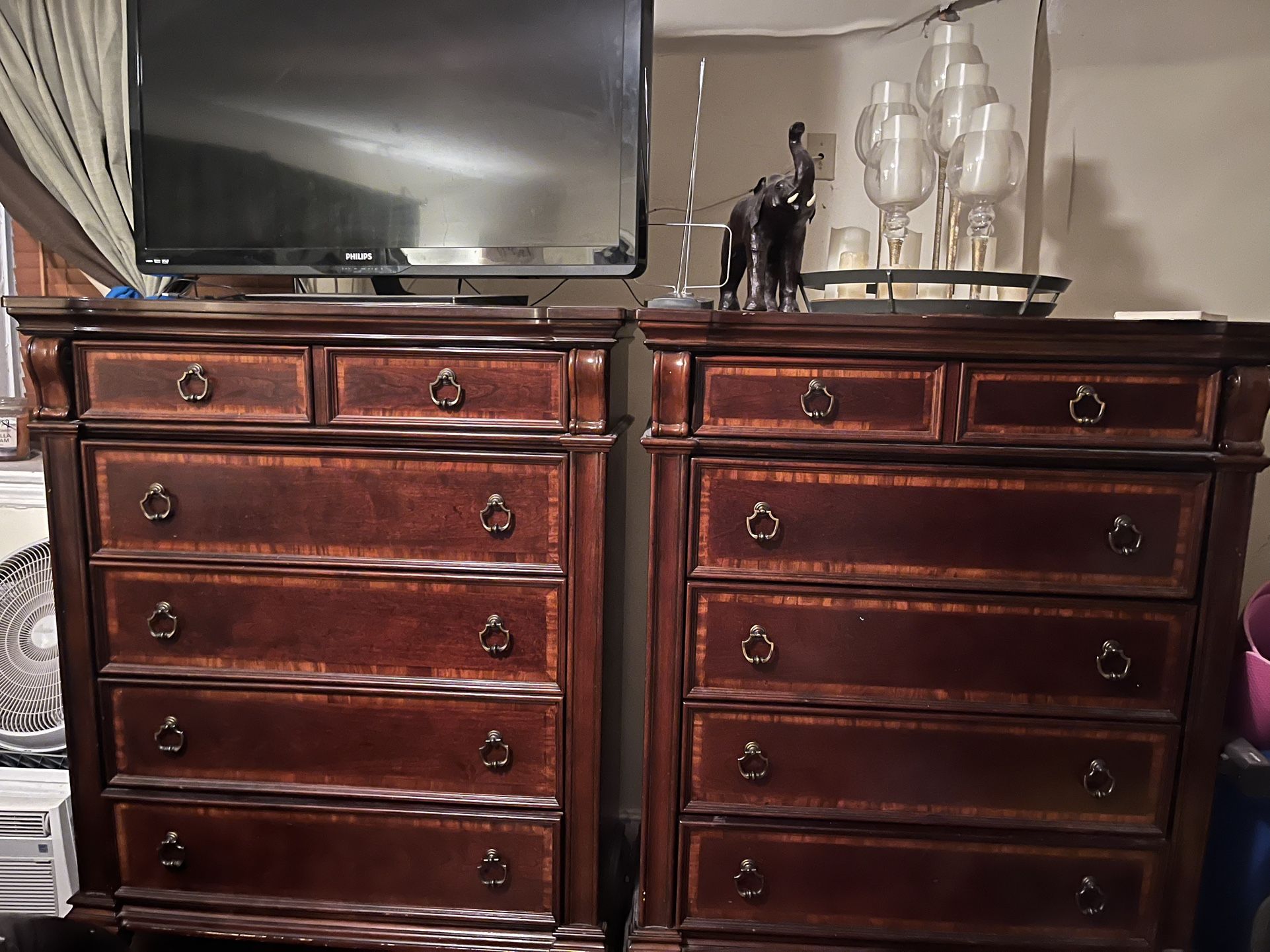 6 Piece Bedroom Set - King Bed - Dressers - Nightstands