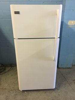 18 Cubic Foot Refrigerator With Ice Maker