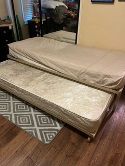 Collapsible bed Vintage metal frame & mattresses