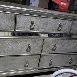 Dresser With Mirror 