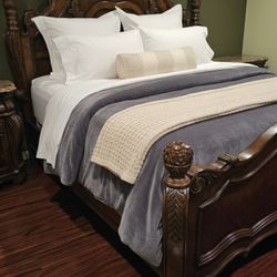 Gorgeous 'Victorian Style' Bedroom Set! 